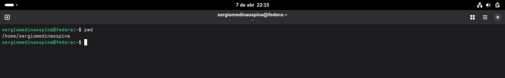 terminal Fedora ejecutando pwd y mostrando /home/sergiomedinaospina